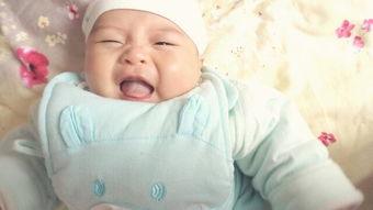 新生儿三个月发育标准动作，能做出其中两个，足以说明宝宝发育好