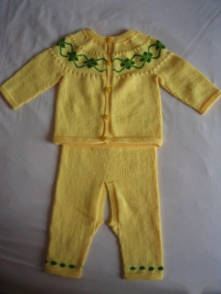 舒适美观的芭比绒婴儿开衫套装针织，附教程与图解