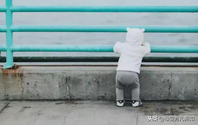 连帽衫使得三岁男孩窒息？幼儿园老师最怕宝宝穿这4类衣物