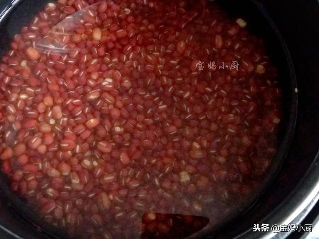 豆沙馅我从不外面买，自己做不放油，不用炒，又香又滋润，很简单
