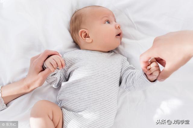 婴儿吃多少才能吃饱？有这些迹象，他是在告诉你：妈妈我吃饱了