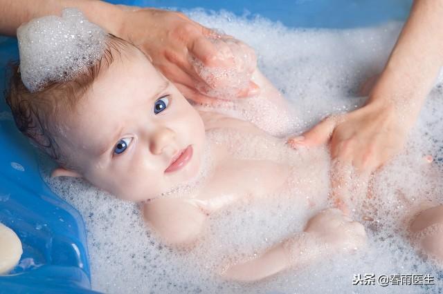 男女宝宝在洗屁屁的时候不一样的