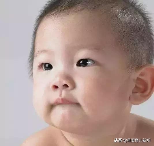 宝宝咬嘴唇需要制止吗？宝宝想给你的3个暗示，你读懂了吗？