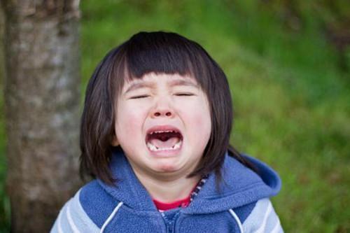 当孩子用哭来威胁你的时候，你的第一反应可能会影响他的一生！