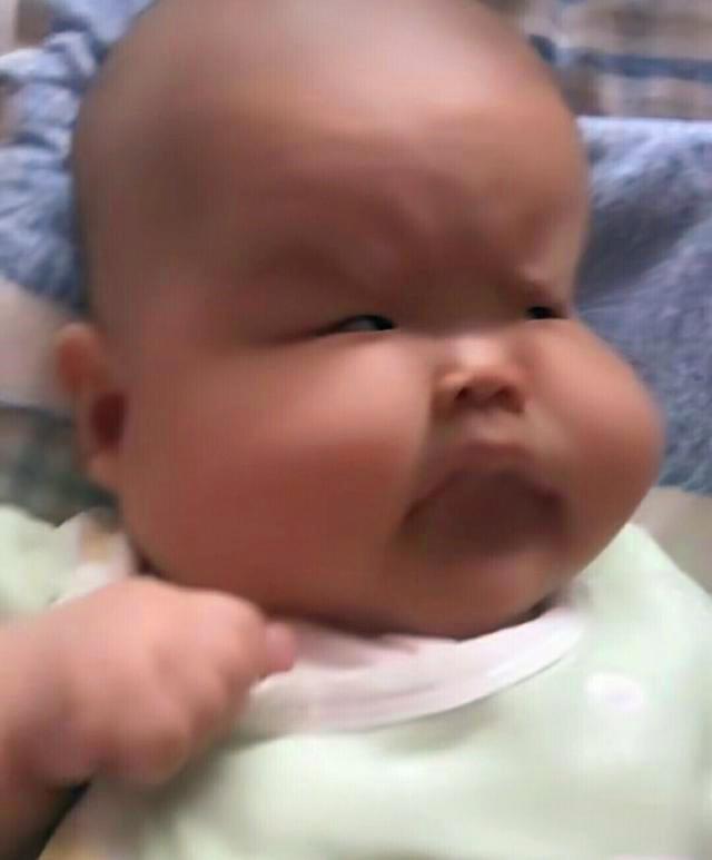 宝妈外出办事让爸爸照顾，给老婆发照片报备，一下笑喷了