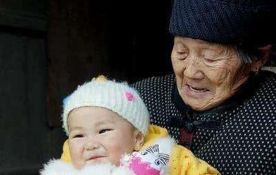 还在让宝宝跟老人一起睡？四大危害很多宝妈不知，四岁前应这样睡