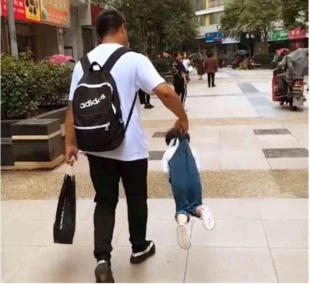 女儿撒娇求抱抱该怎么办？对于宝爸的做法，女儿：宝宝心里苦