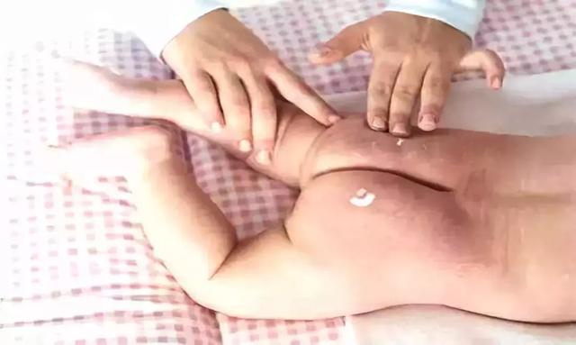 让宝宝肌肤保持润泽有利于控制湿疹