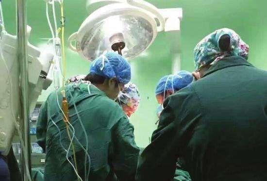 产妇顺产过了12小时后转剖宫产,胎儿取出来后产房里乱成一团