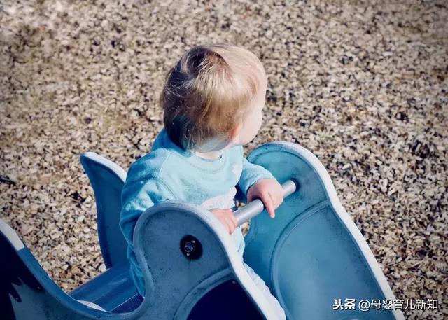 连帽衫使得三岁男孩窒息？幼儿园老师最怕宝宝穿这4类衣物