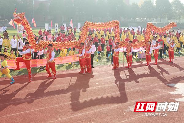 舞龙舞狮踩高跷 这个幼儿园的亲子运动会有点意思