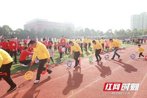 舞龙舞狮踩高跷 这个幼儿园的亲子运动会有点意思