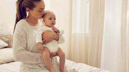 为什么宝宝喜欢让家长抱着睡，一放下就哭闹不止，来看看吧