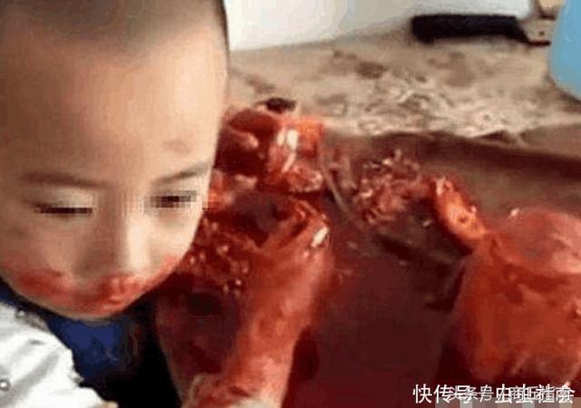 妈妈出门买菜，留儿子独自午睡，回家后看到儿子妈妈腿都软了