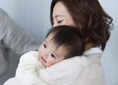 为什么宝宝喜欢让家长抱着睡，一放下就哭闹不止，来看看吧