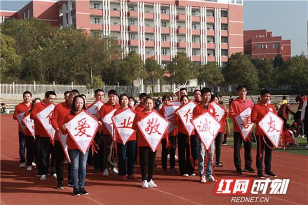 舞龙舞狮踩高跷 这个幼儿园的亲子运动会有点意思
