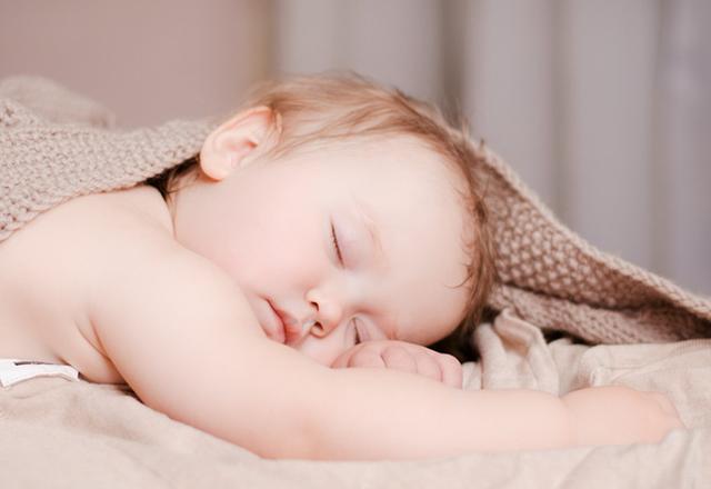 孩子睡觉时，家长尽量避免这4件事，以免影响睡眠质量，娃个不高