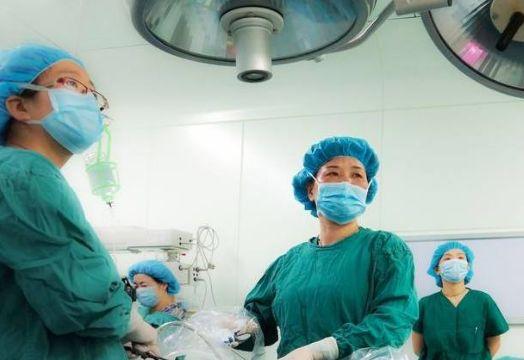 给产妇接生时，男医生故意折断婴儿手臂，知道原因后产妇热泪盈眶