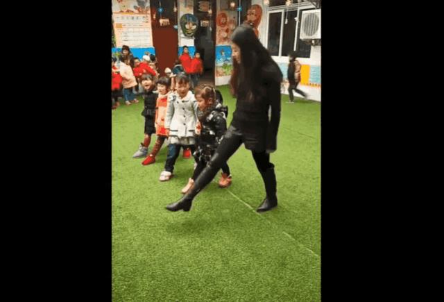 幼儿园来了这个女老师，网友：我3岁零240个月还能报名吗
