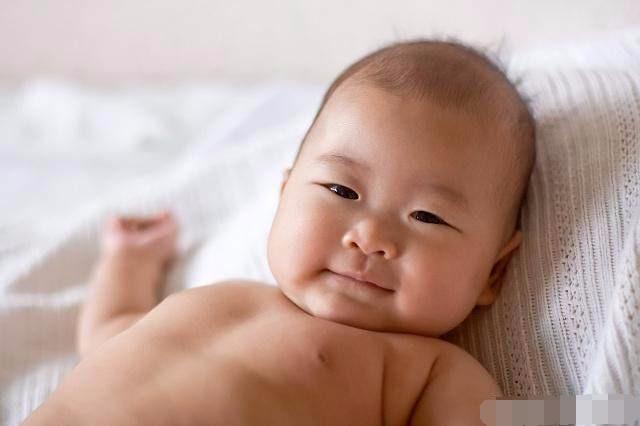 宝宝一出生后，为什么有的头发浓密，而有的却很稀疏？