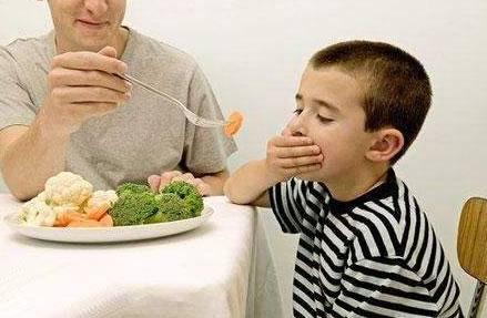 孩子不爱吃饭，别将责任推给宝宝，父母做好这四件事不再追着喂饭