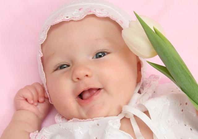 母乳说：你看到过动车上有孩子妈妈当众哺乳吗，对此你怎么看？