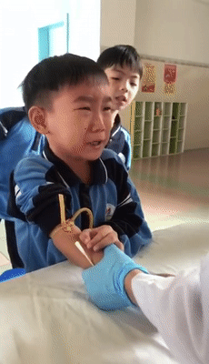 小男孩抽血被吓哭 萌话连篇假装坚强