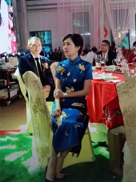 抖音“最有气质丈母娘”火了！坐姿端庄如大家闺秀，哭起来更美