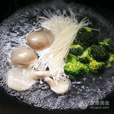 龙利鱼西兰花鸡蛋面