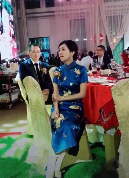 抖音“最有气质丈母娘”火了！坐姿端庄如大家闺秀，哭起来更美