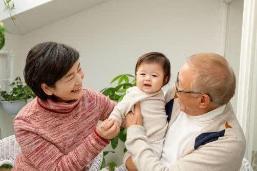 在老人眼里，孙子和外孙其实有三大不同，宝妈稍微留意就能感觉到