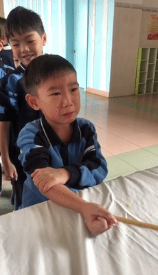 小男孩抽血被吓哭 萌话连篇假装坚强