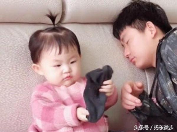 爸爸假装被臭袜子熏晕，女儿闻过后也晕了，结果让妈妈忍不住笑喷
