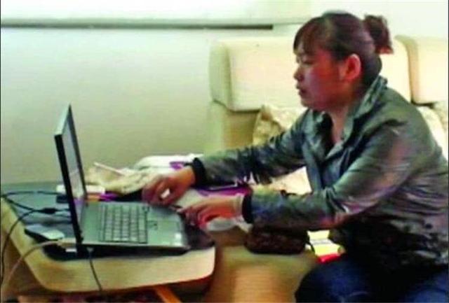 保姆来后宝宝一个月瘦5斤，父母查明，给了她2万