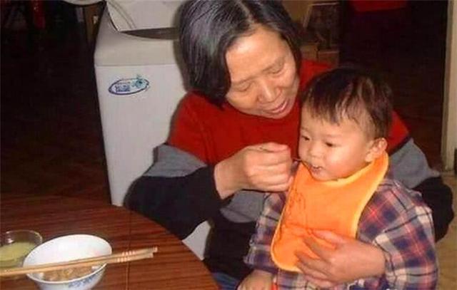 保姆来后宝宝一个月瘦5斤，父母查明，给了她2万