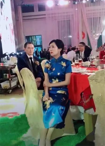 抖音“最有气质丈母娘”火了！坐姿端庄如大家闺秀，哭起来更美