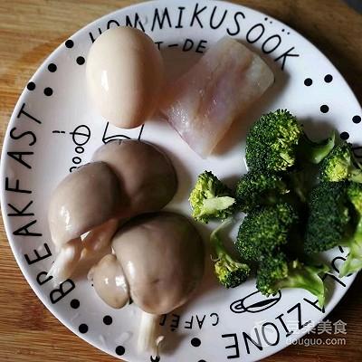 龙利鱼西兰花鸡蛋面