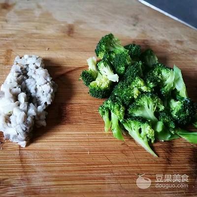 龙利鱼西兰花鸡蛋面