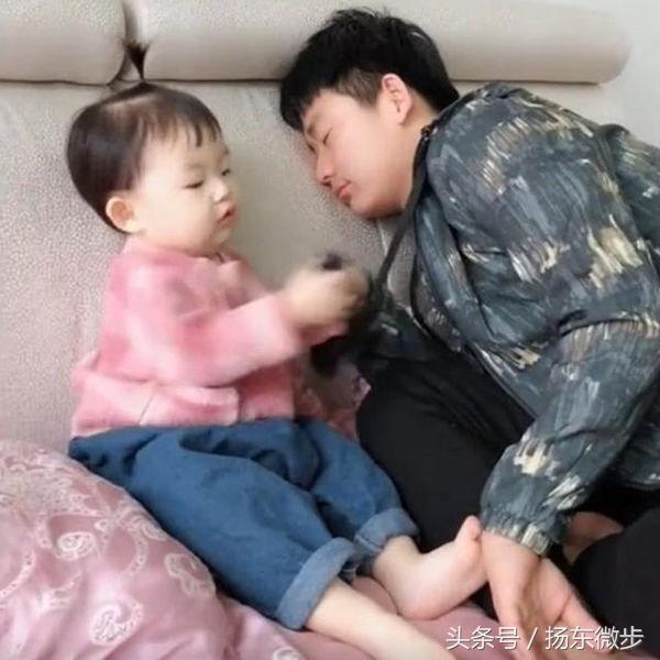 爸爸假装被臭袜子熏晕，女儿闻过后也晕了，结果让妈妈忍不住笑喷