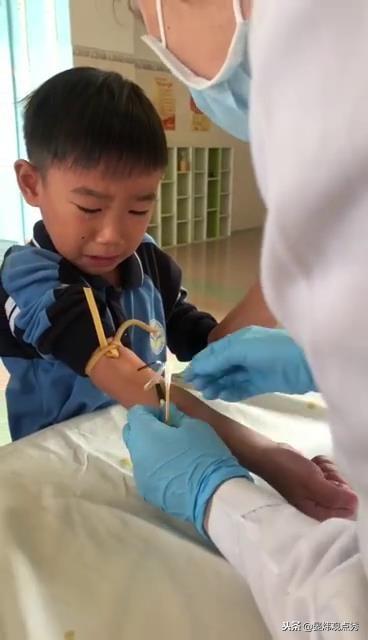 小男孩抽血被吓哭 萌话连篇假装坚强
