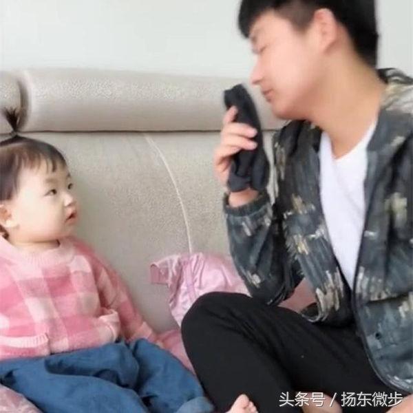 爸爸假装被臭袜子熏晕，女儿闻过后也晕了，结果让妈妈忍不住笑喷