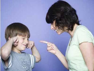 儿子总趴在桌子下，妈妈不由分说训了他一顿，晚上才发现真相