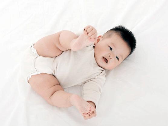 爸爸姓梅，妈妈姓戴，给孩子取的名字，老师喊出来后也尴尬