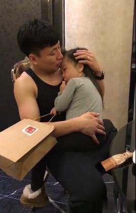 这个女儿白养了,爸爸一回家就缠着他,网友:生了个情敌