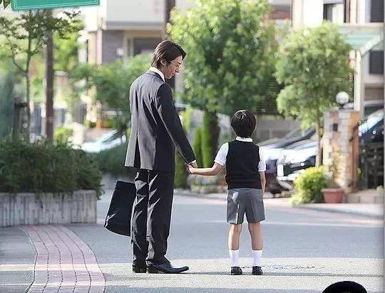 儿子问：“爸爸，你们将来会把房子给我吗？”爸爸的回答让人深思