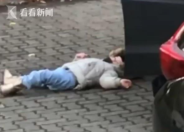 2岁孩子不愿意走路躺地上“装死”，爸爸像拎菜一样拎回家
