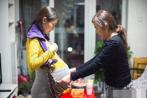 产妇产下双胞胎男孩，却哭着不愿出产房，把医生护士搞迷糊了