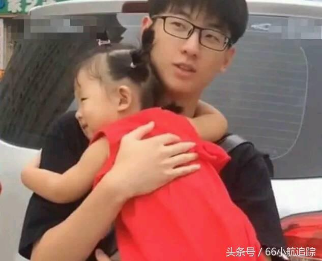 15岁哥哥接3岁妹妹放学，一个太暖，一个太萌！