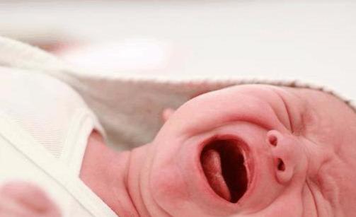 婴儿一边吃奶一边发怒扭打是为什么