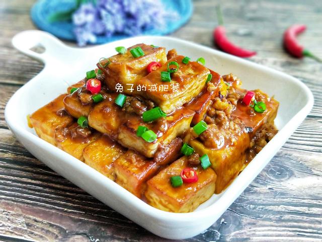 这才是豆腐最好吃的做法，只加肉沫和小米辣，一口一个，太过瘾了